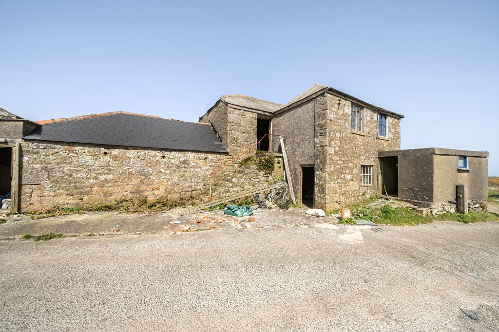 Lot: 3 - COMPLEX OF GRANITE BARNS, DUTCH BARN, CATTLE SHED FARMYARD AND LAND WITH POTENTIAL - Rear elevation of double storey barn